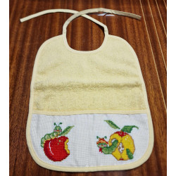 Pomme et chenille